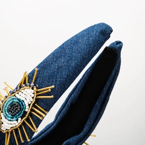Cerchietto in denim blu con ricamo occhio di Allah e dettagli dorati chic
