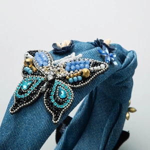 Serre-tête en denim bleu avec papillon en perles exquis, sequins et décor de strass