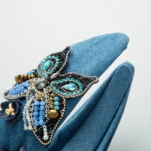 Serre-tête en denim style français avec papillon en perles et détails floraux