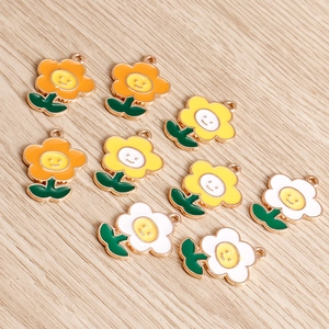 Ciondoli a forma di fiore sorridente in lega per collane fai-da-te con petali colorati
