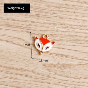 Vue détaillée du pendentif renard de 13mm x 13mm avec émail orange et blanc sur métal