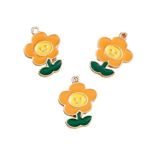 Tre ciondoli a forma di fiore sorridente con petali arancioni per gioielli fai-da-te