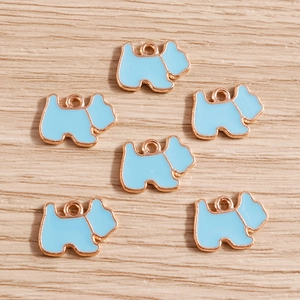 Niedliche hellblaue Hundeanhänger aus Emaille mit goldenem Metallrand für DIY-Schmuck
