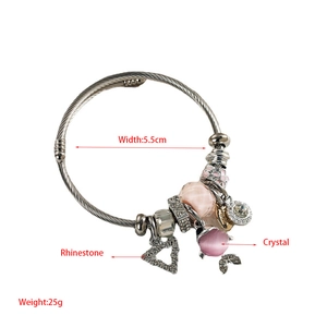 Détail du bracelet perles réglable avec cristal rose, breloque coeur et largeur 5,5 cm