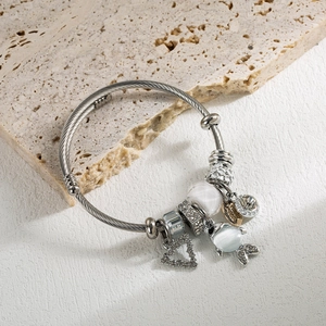 Bracelet cordon argenté ajustable avec breloques en cristal et perles sur pierre