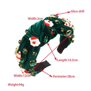 Détail du serre-tête de Noël en velours vert foncé avec strass et décor de Père Noël