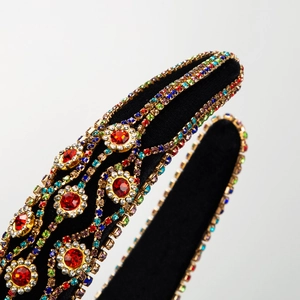 Barocker Haarreif aus schwarzem Samt mit farbenfrohen Glitzersteinen für einen Vintage-Look
