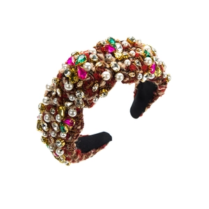 Détail du serre-tête en tweed avec strass colorés, perles et éléments de style baroque