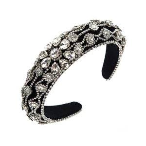 Detailansicht des Luxus-Samtstirnbands mit funkelnden Kristallen und Barock-Strass