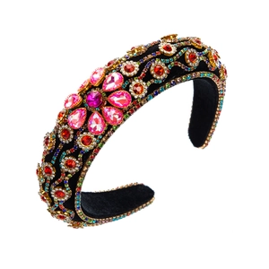 Nahaufnahme eines Samtstirnbands mit bunten Strasssteinen und rosa Edelstein-Blumendetail