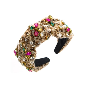 Serre-tête large en tweed élégant avec cristaux colorés et perles sur fond blanc