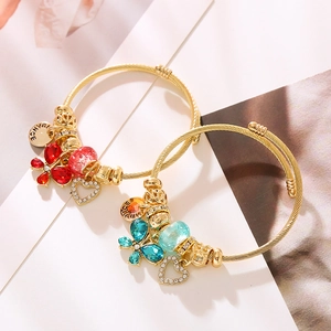 Bracciale rigido dorato a spirale con ciondolo a farfalla e cuore per donna