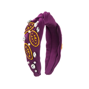 Détails d'un serre-tête baroque violet orné de perles artisanales et motifs de football