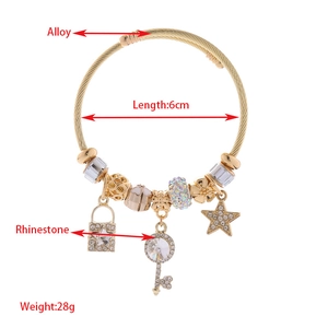 Bracciale regolabile in acciaio inossidabile dorato con ciondoli stella chiave e lucchetto