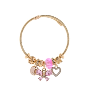 Dettaglio del bracciale dorato con perline, farfalla rosa e ciondoli a cuore