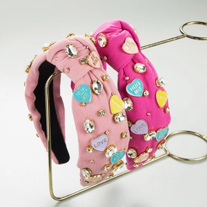 Serre-tête Baroque Noué en Tissu pour Femme avec Breloques Cœur Lettre Email et Strass Accessoire de Cheveux Saint-Valentin