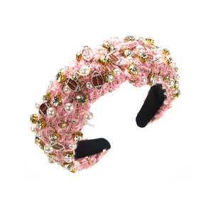 Serre-tête en tweed rose avec perles blanches, strass et breloques de rugby