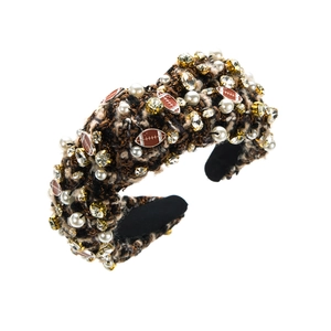 Détails du serre-tête en tweed avec perles, strass en cristal et breloques de rugby en émail