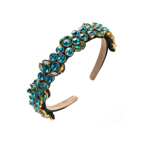 Dettaglio del cerchietto barocco con cristalli blu pavone e verde smeraldo lucidi