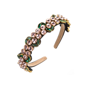 Dettaglio del cerchietto barocco con cristalli rosa e strass verdi brillanti