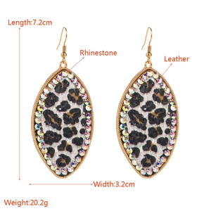 Orecchini in pelle leopardata alla moda con strass e montatura in metallo dorato