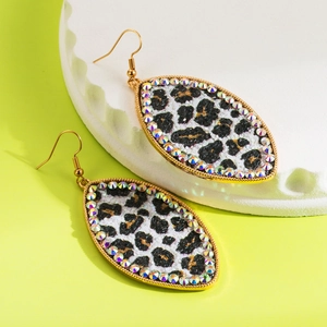 Orecchini ovali con stampa leopardata con ganci dorati e brillanti strass incastonati