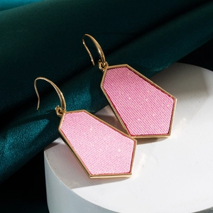Roze glitter geometrische hangoorbellen met gouden metalen montuur voor elegante feesten