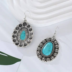 Détails de boucles d'oreilles bohèmes argentées avec pierres turquoise en gros plan