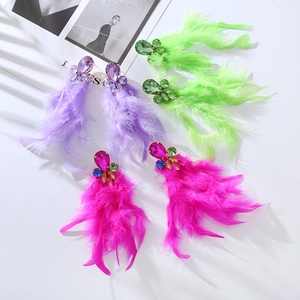 Eleganti orecchini lunghi di piume con strass scintillanti in verde, viola e rosa