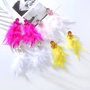 Eleganti orecchini lunghi in piuma con strass scintillanti nei colori rosa, bianco e giallo