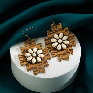 Orecchini boho retrò con base in pelle e intarsio di fiori in turchese bianco
