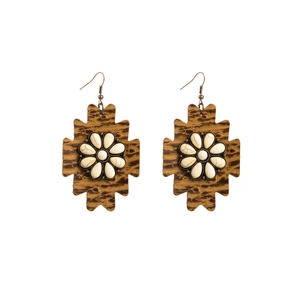 Orecchini boho in pelle leopardata con fiori di pietra bianca e ganci in bronzo