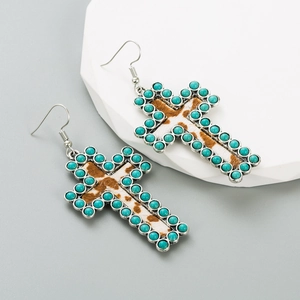 Détails des boucles d'oreilles croix vintage avec imprimé léopard et perles turquoise