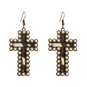 Boucles d'oreilles croix vintage avec texture peau de vache et perles blanches