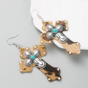 Details von Leoparden-Lederohrringen mit Silberkreuz und Türkis-Schmuckstein
