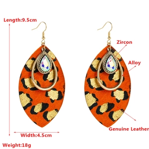 Orecchini a foglia con stampa leopardata, zircone brillante e ganci in lega dorata