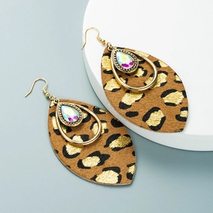Dettaglio di orecchini leopardati in pelle con montatura a goccia dorata e strass AB