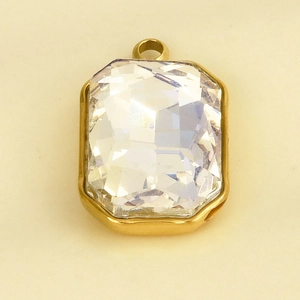 Detail van 18k vergulde roestvrijstalen rechthoekige glazen kristallen hanger voor sieraden