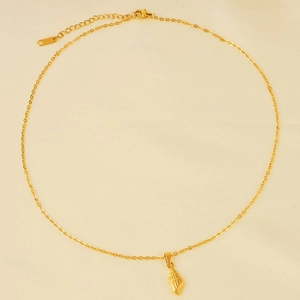 Collier minimaliste en acier 304 doré avec pendentif coquillage réaliste sur fond en tissu