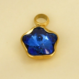 Detail eines fünfblättrigen blauen Saphiranhängers mit vergoldetem Edelstahlrahmen