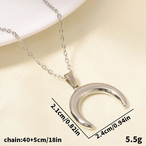 Dettaglio della collana con ciondolo a mezzaluna d'argento con catena 40+5 cm e 5,5g