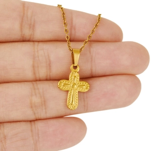 Collana con ciondolo a croce in acciaio inossidabile 304 con finitura dorata a rilievo