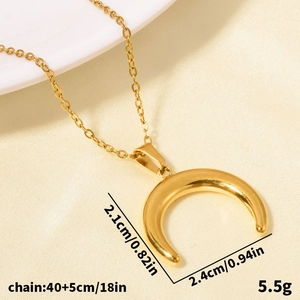 Collana con pendente a luna in oro lucido con catena sottile per donna in stile minimalista