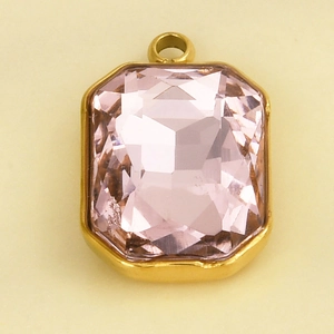 Macro detail van roze kristallen hanger in 18k goud verguld 304 roestvrijstalen zetting