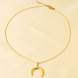 Elegante collana con ciondolo a luna dorata su sfondo in tessuto di seta per donne
