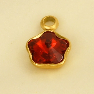 Detailansicht des roten blütenförmigen Glasanhängers mit goldenem Edelstahlrahmen und Ring