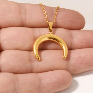 Elegante ciondolo a mezzaluna dorata con catena lucida minimalista per donne