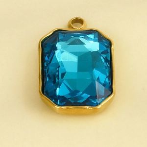 Detail van 18k vergulde 304 roestvrijstalen hanger met grote blauwe glazen steen