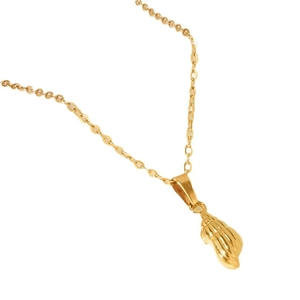 Collier avec pendentif coquillage doré minimaliste en acier inoxydable sur fond blanc
