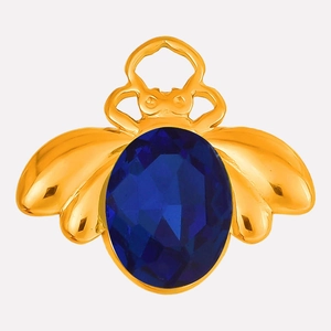 Dettaglio del ciondolo a forma di ape dorata con un grande cristallo blu scuro ovale